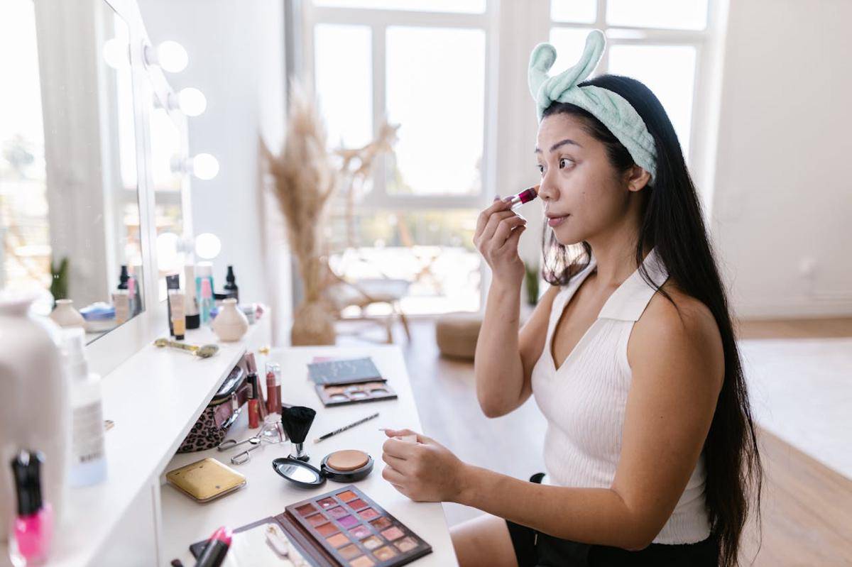 Ilustrasi memakai makeup (pexels.com/RDNE Stock project)